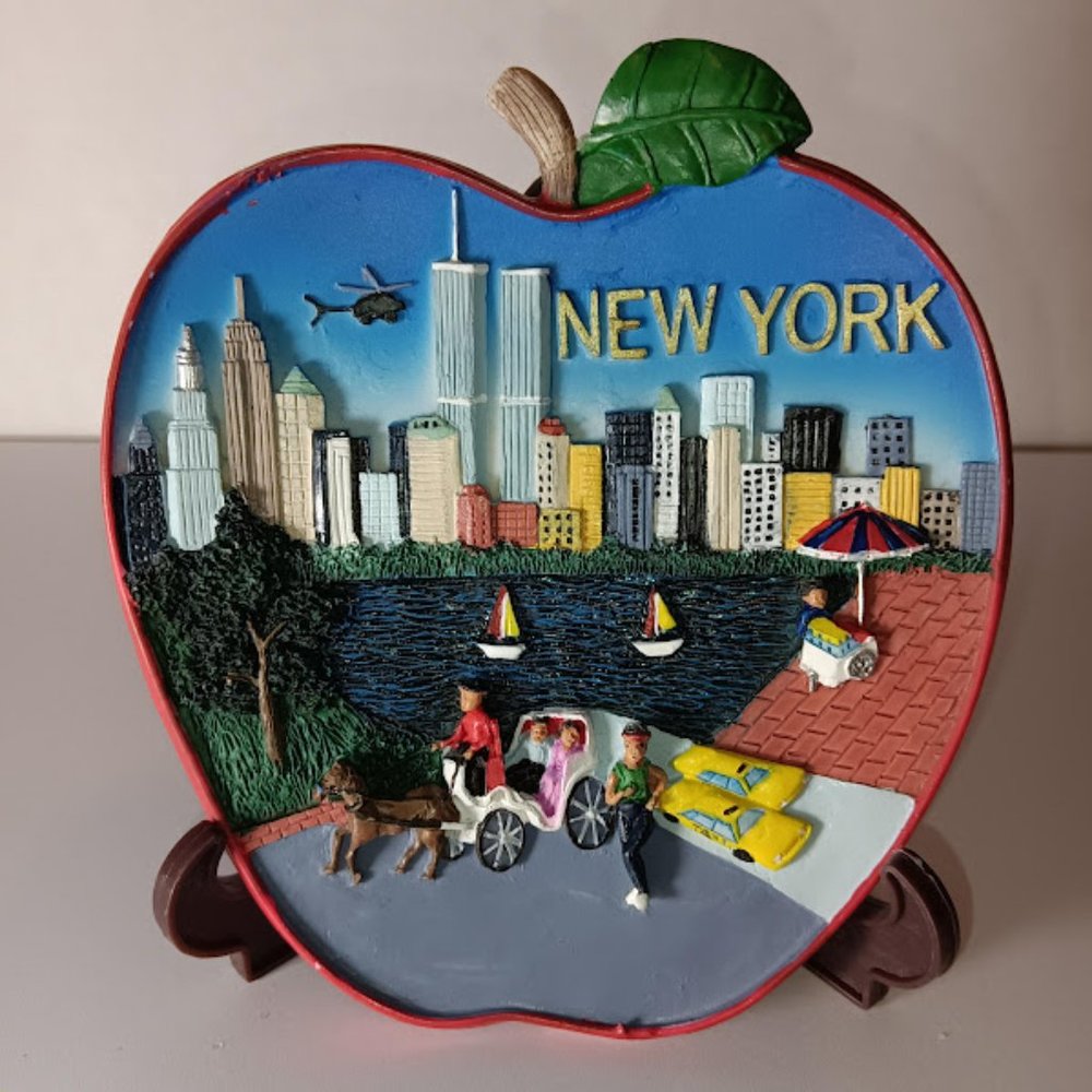 New York Apple-Shaped Decorative Plaque - Colorful Cityscape Twin Towers